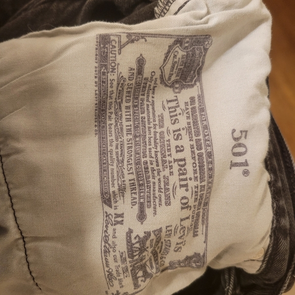 Distressed Levi shorts - Picture 7 of 7